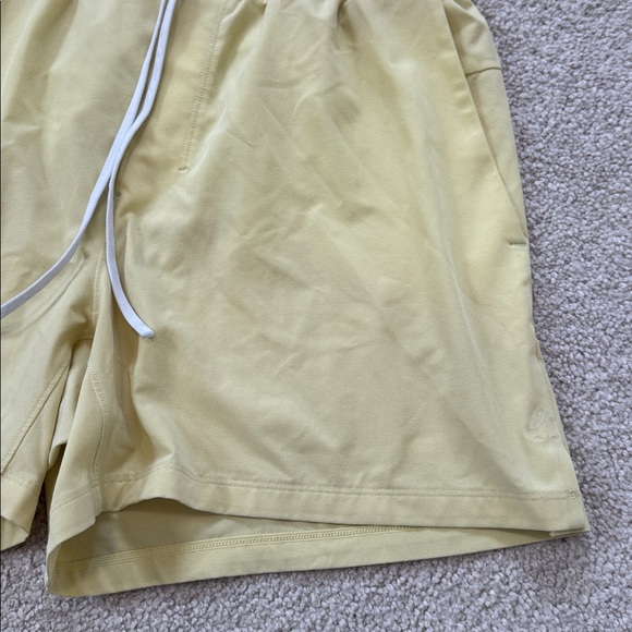lululemon Men's Butter Yellow Swim Shorts Lined 5" SzM - Picture 3 of 11
